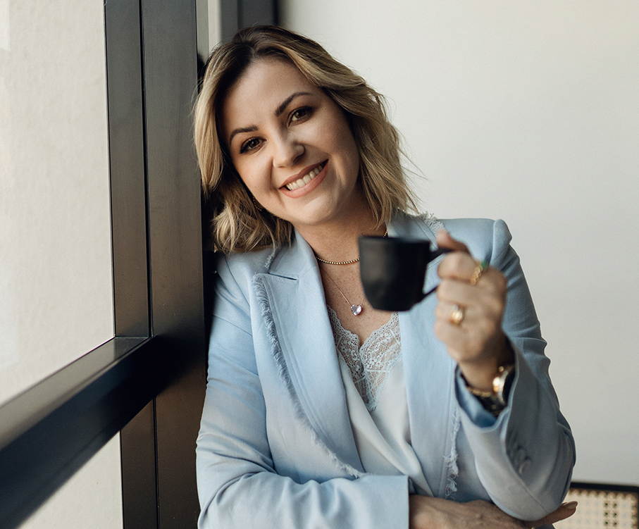 Carla Aquino com xícara de café